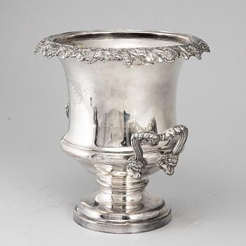 An English plate champagne cooler, 19th/20th century.