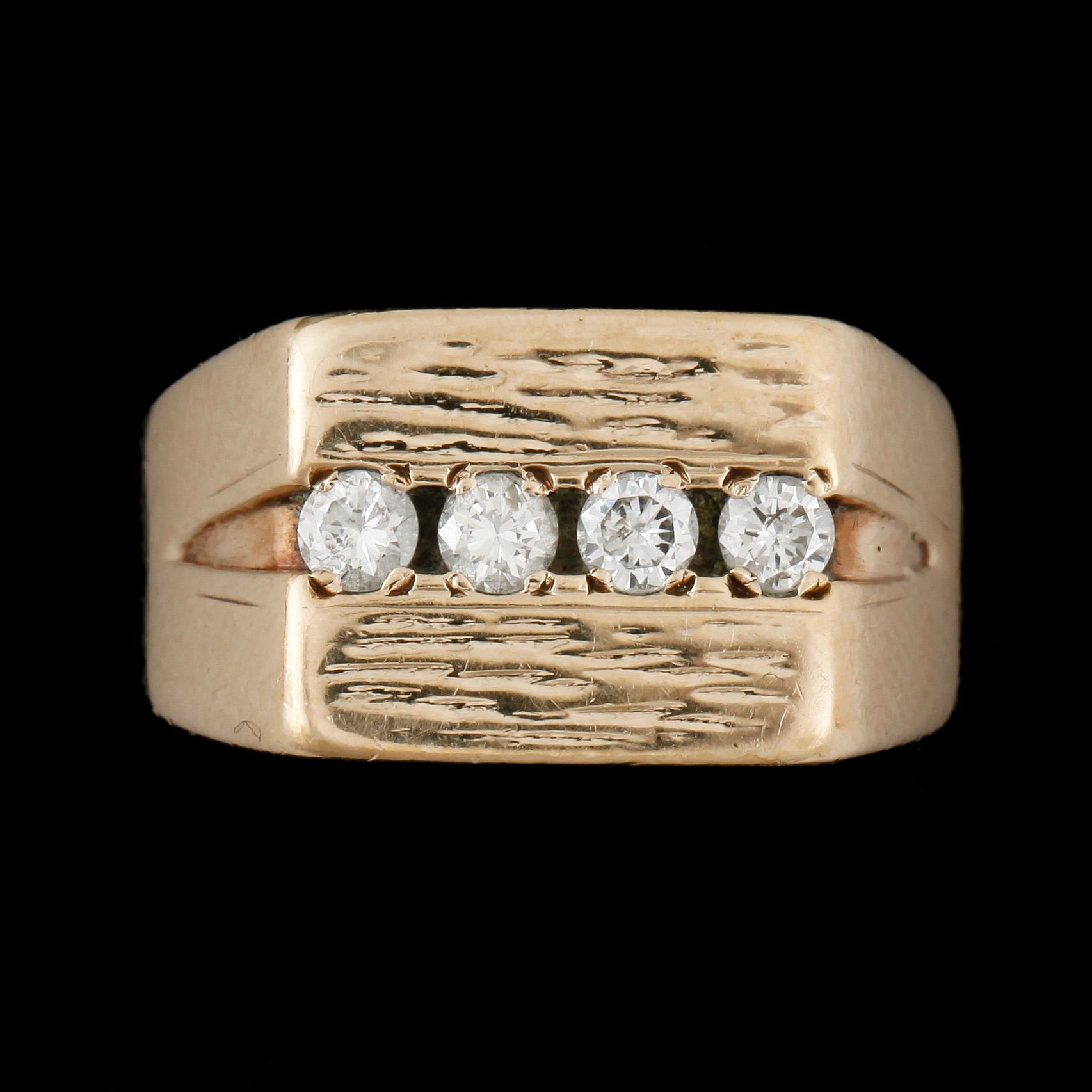 RING, 9k guld med 4 briljantslipade diamanter tot ca0,40ct. Vikt ca6g.