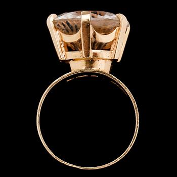 RING, 18k guld med bergkristall, Alton, Falkenberg, 1972. Ca 8 g.