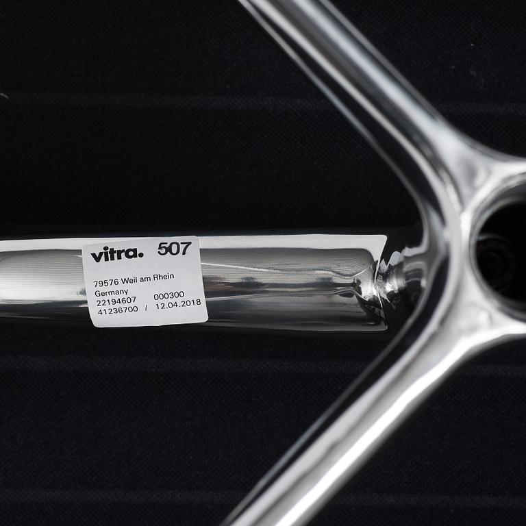 Charles & Ray Eames, fåtölj med fotpall, Aluminium group modell "EA 316", Vitra, 2000-tal.