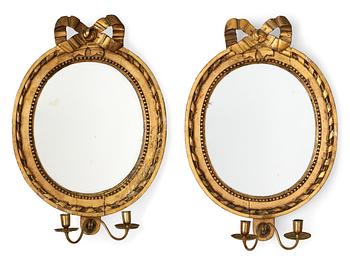 SPEGELLAMPETTER, för två ljus, ett par, av Eric Wahlberg (spegelmakare i Stockholm ca 1788, död 1811). Gustavianska.