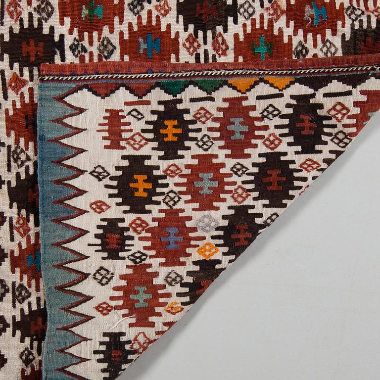 KELIM, VÄSKA OCH MATTA, antika. Väskan 107x47 cm, höjd 38 cm. Mattan 107x59 cm.