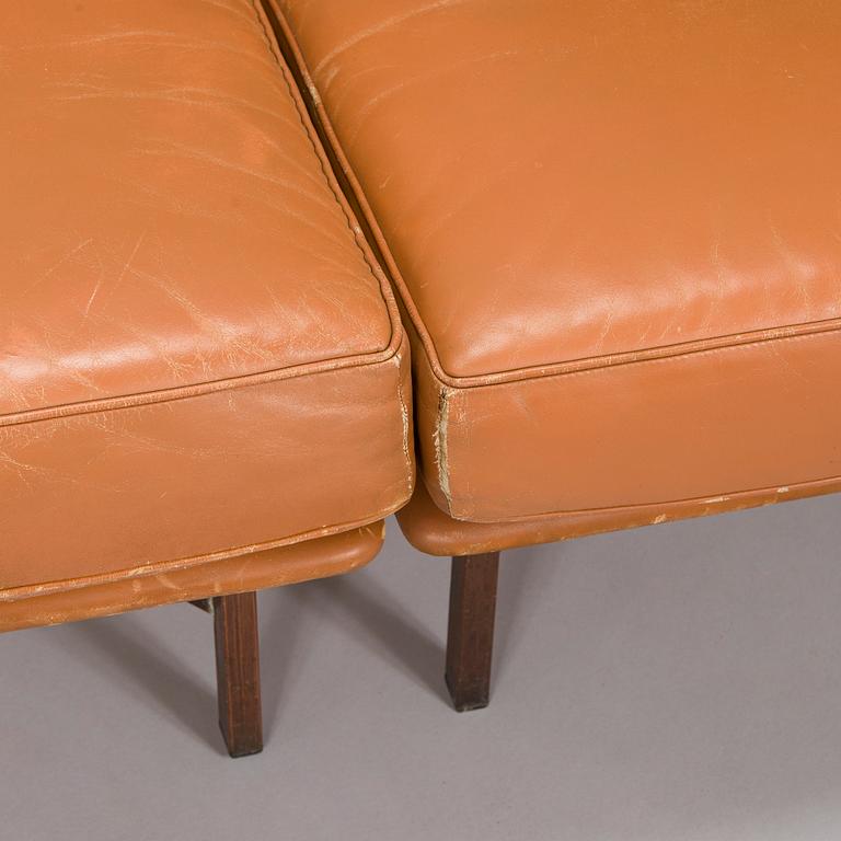 Ilmari Tapiovaara, sohva / nojatuoleja 3 kpl, valmistaja Lukkiseppo, 1900-luvun puoliväli.