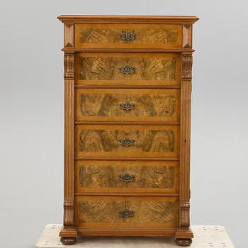 HERRBYRÅ, nyrenässans, 1800-talets slut.