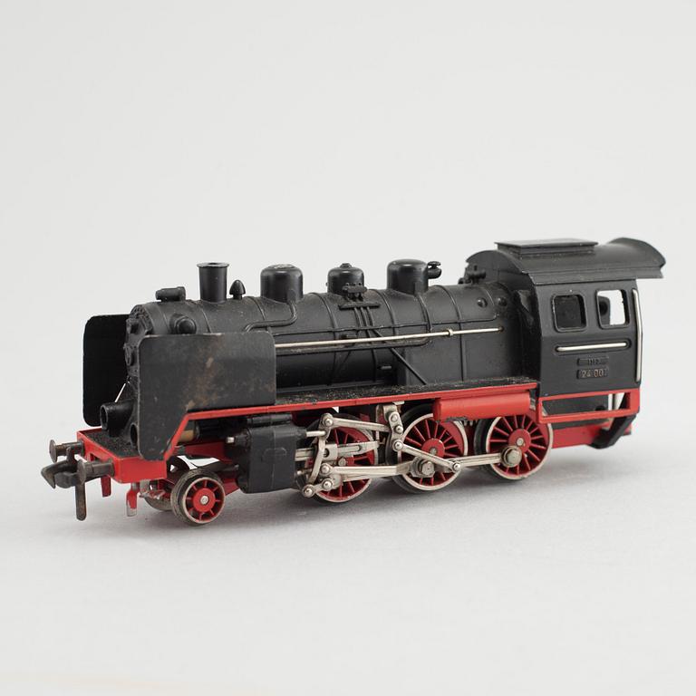 A collection of mainly Fleischmann toy trains, 12 pieces from the second half of the 20th century.