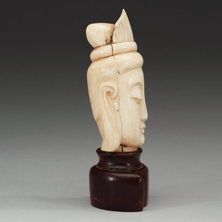 A ivory head of Guanyin, Qing dynasty (1644-1912).