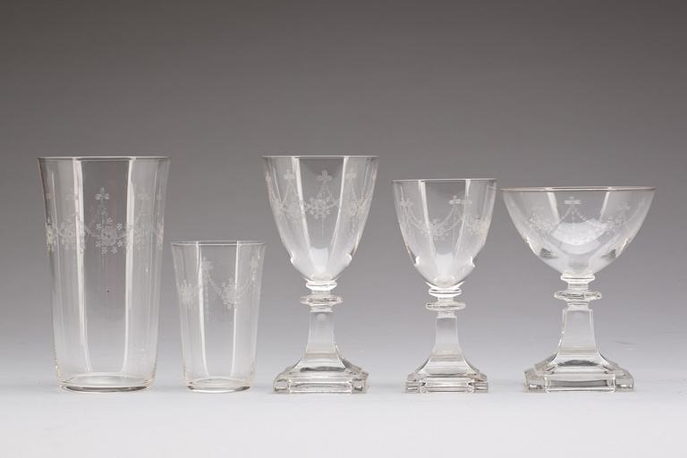 SERVISDELAR, ca 50 delar, glas. 1900-talets första hälft.