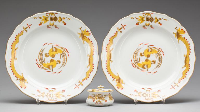 TALLRIKAR, ett par och BLÄCKHORN, porslin, Meissen, 1900-tal.