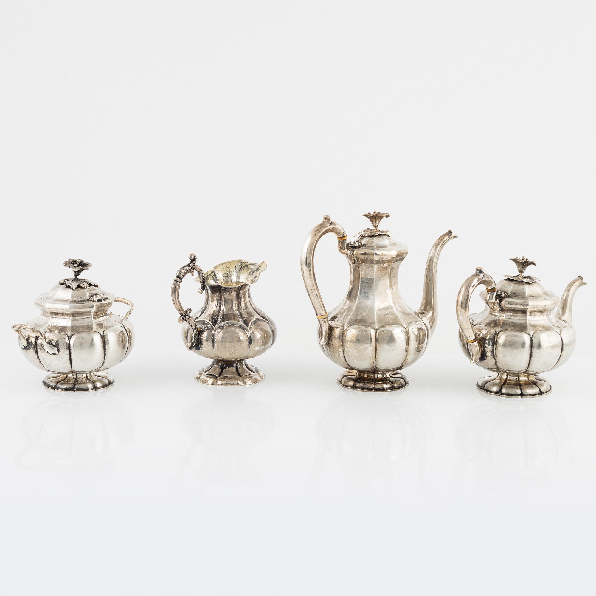 Kaffeservis, silver, 3 delar, Mattias Skytt, St. Peterburg, 1861, samt gräddkanna, oidentifierad mästare, Moskva, 1865.