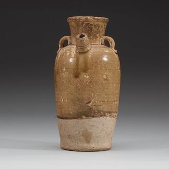 KANNA, lergods. Troligen Liao dynastin (916–1125).