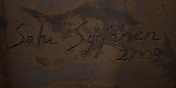 SATU SYRJÄNEN, KERAMIIKKAVEISTOS, "Keltainen kenttä", sign. Satu Syrjänen 2009.