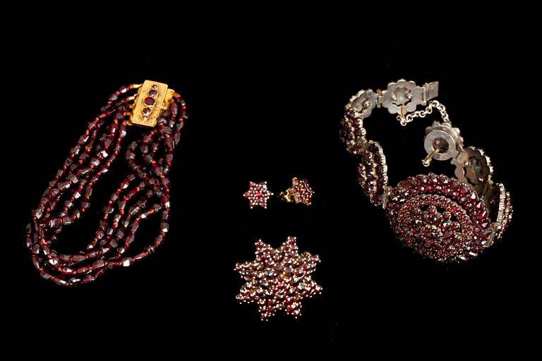 GARNITYR, 4 delar. Granater på bla. gulmetall. 1800- resp. 1900-tal.