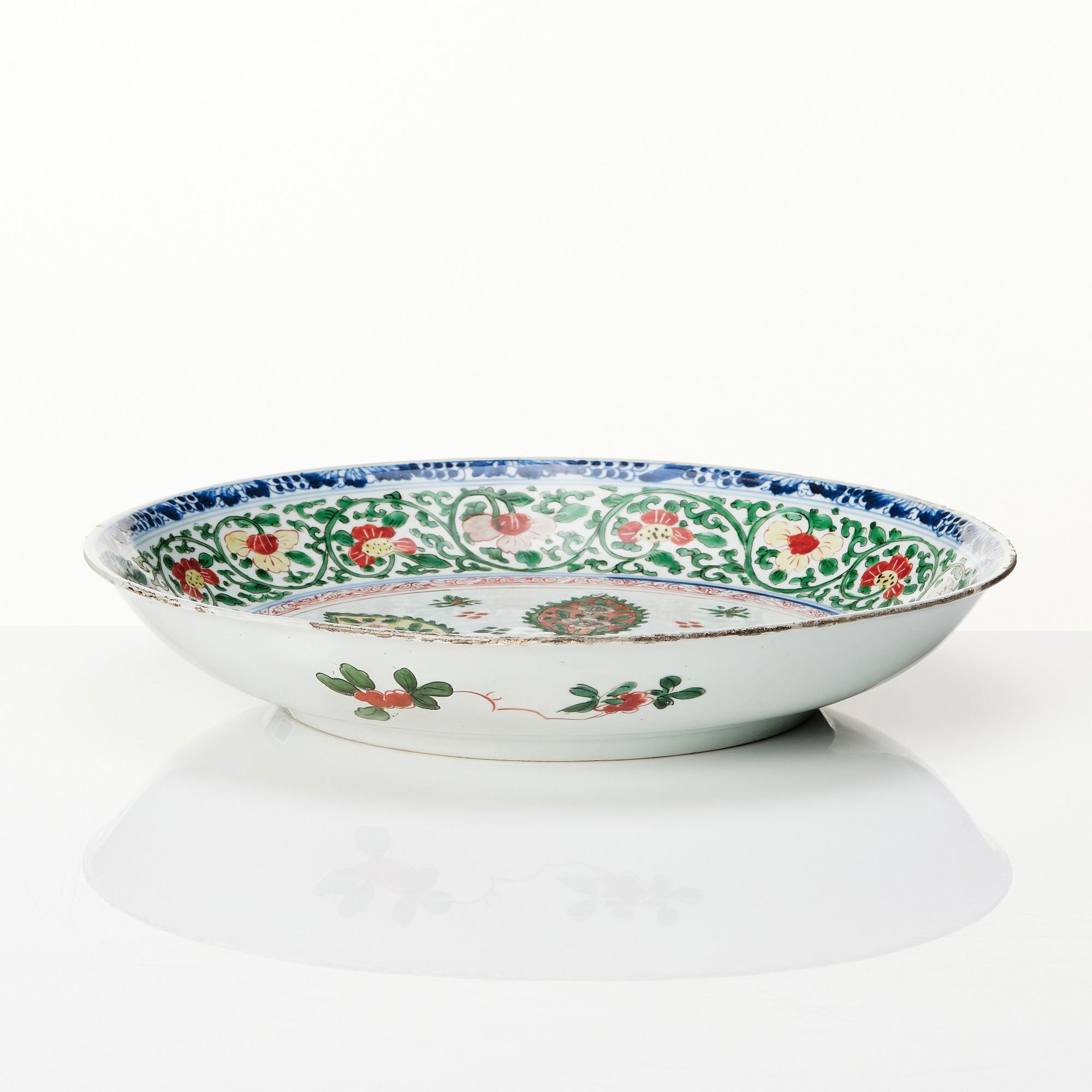 A large Chinese famille verte dish, Qing dynasty, Kangxi (1662-1722).