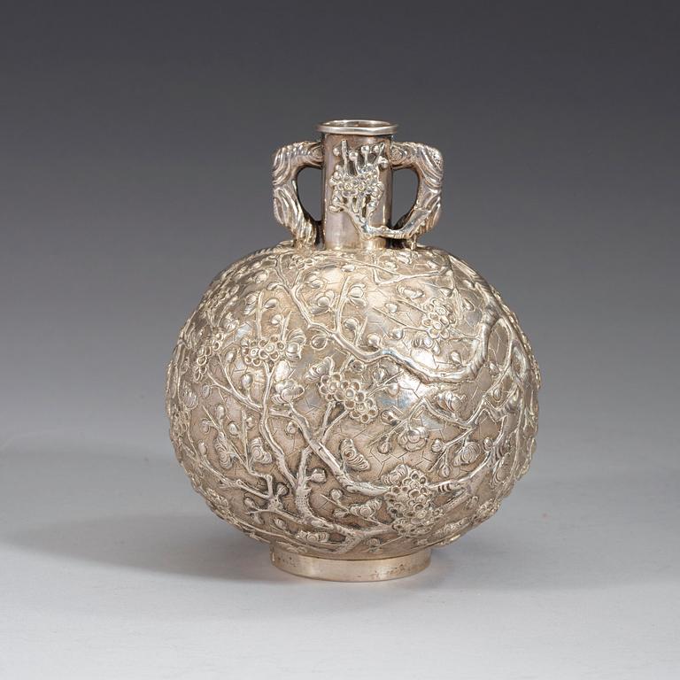 A silver vase by Hung Chong, Canton/Shanghai, 'Late/Post China Trade Period' (after 1840).