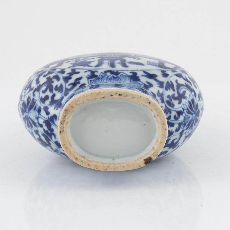 A Chinese blue and white moonflask, Qing dynasty, 19th century.