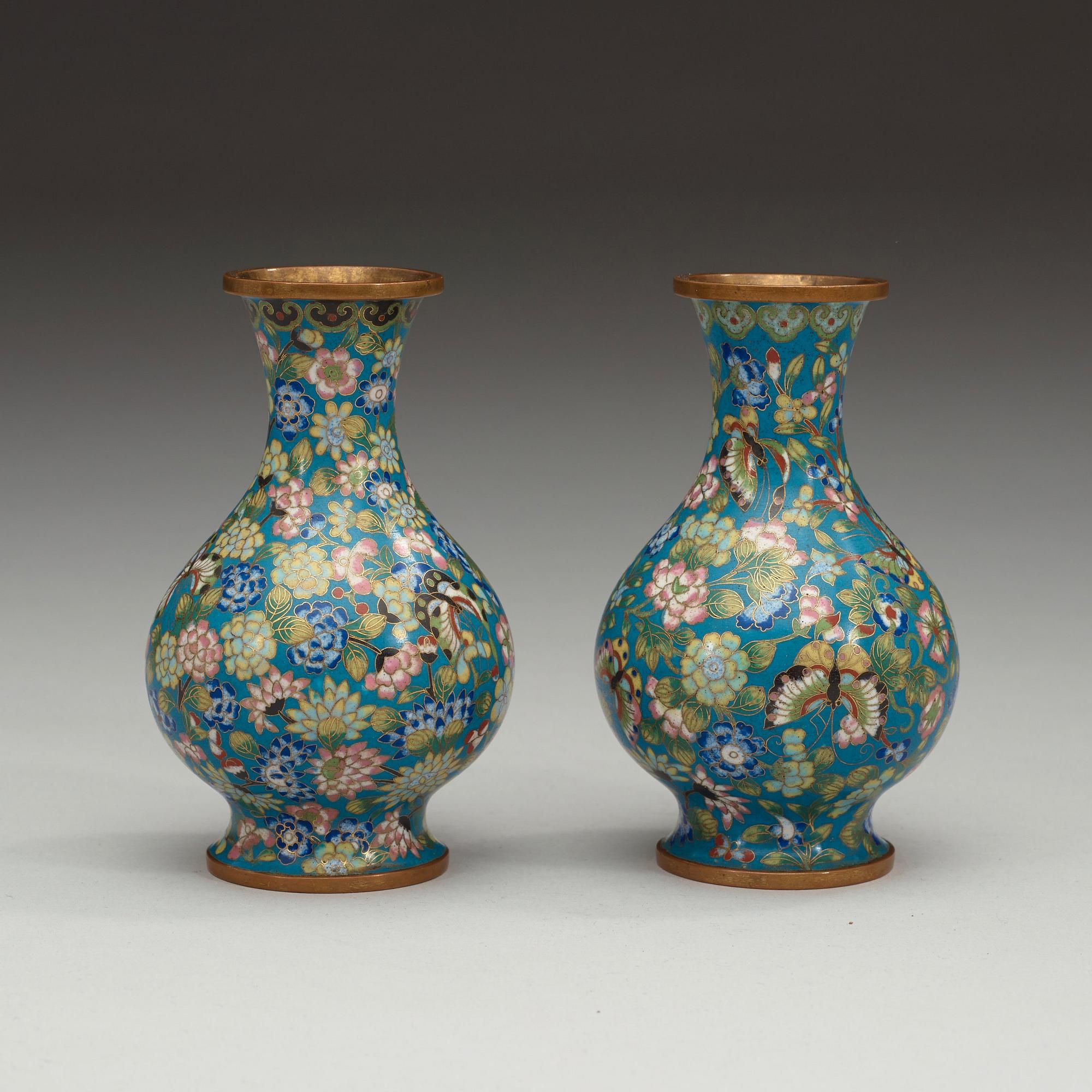 A pair of cloisonné vases, late Qing dynasty, circa 1900.