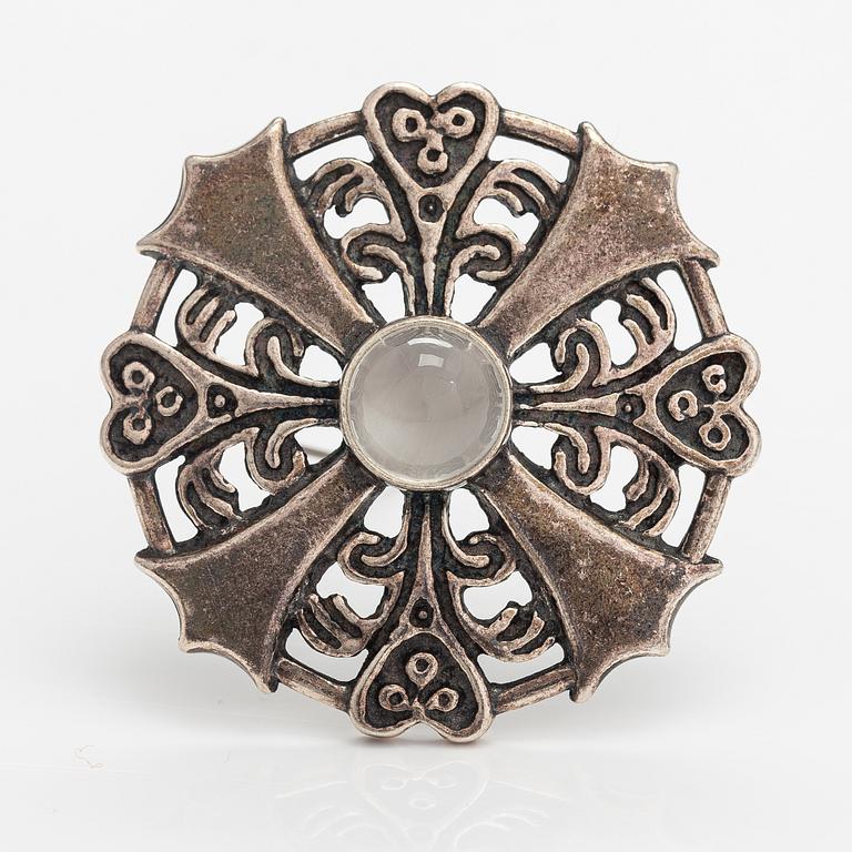 Kaisaleena Mäkelä, Hänge/Brosch "Kuukiven koru", sterlingsilver, månsten. Kalevala Koru, Helsingfors 1997.