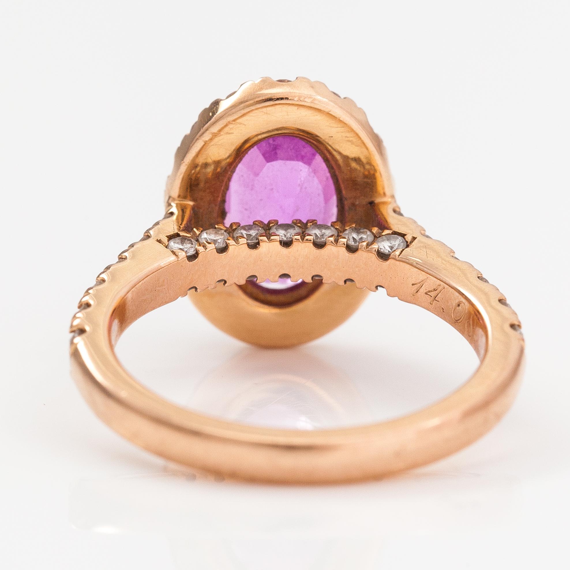 Sormus, 18K rosékultaa, pinkki safiiri n. 2.49 ct ja timantteja n. 0.82 ct yht. Korkelia, Helsinki.