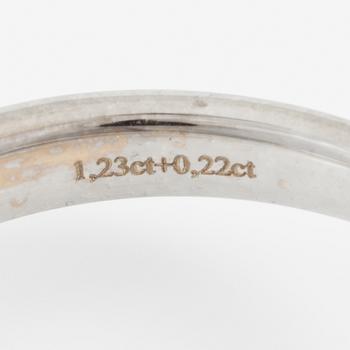 Ring 18K white gold set with an oval brilliant-cut diamond, accompanied by a GIA report.