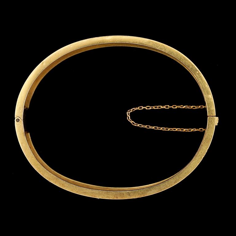 ARMRING, guld med små rosenslipade diamanter, tot. ca 0.15 ct. Stockholm 1891.