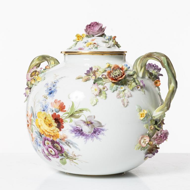 Meissen, a lided porcelain vase, first half of the 20th century.