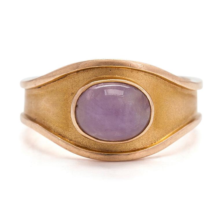 Bertel Gardberg, a 14K gold ring with a cabochon cut amethyst quartz, Westerback, Helsinki 1959.