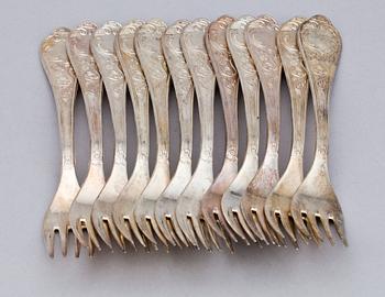 BESTICKSERVISDELAR, 38 st, troligen silver och underhaltigt, stämplat 800. Rokokostil, 1900-talets andra hälft. Totalvikt exklusive knivar ca 1490 gram.