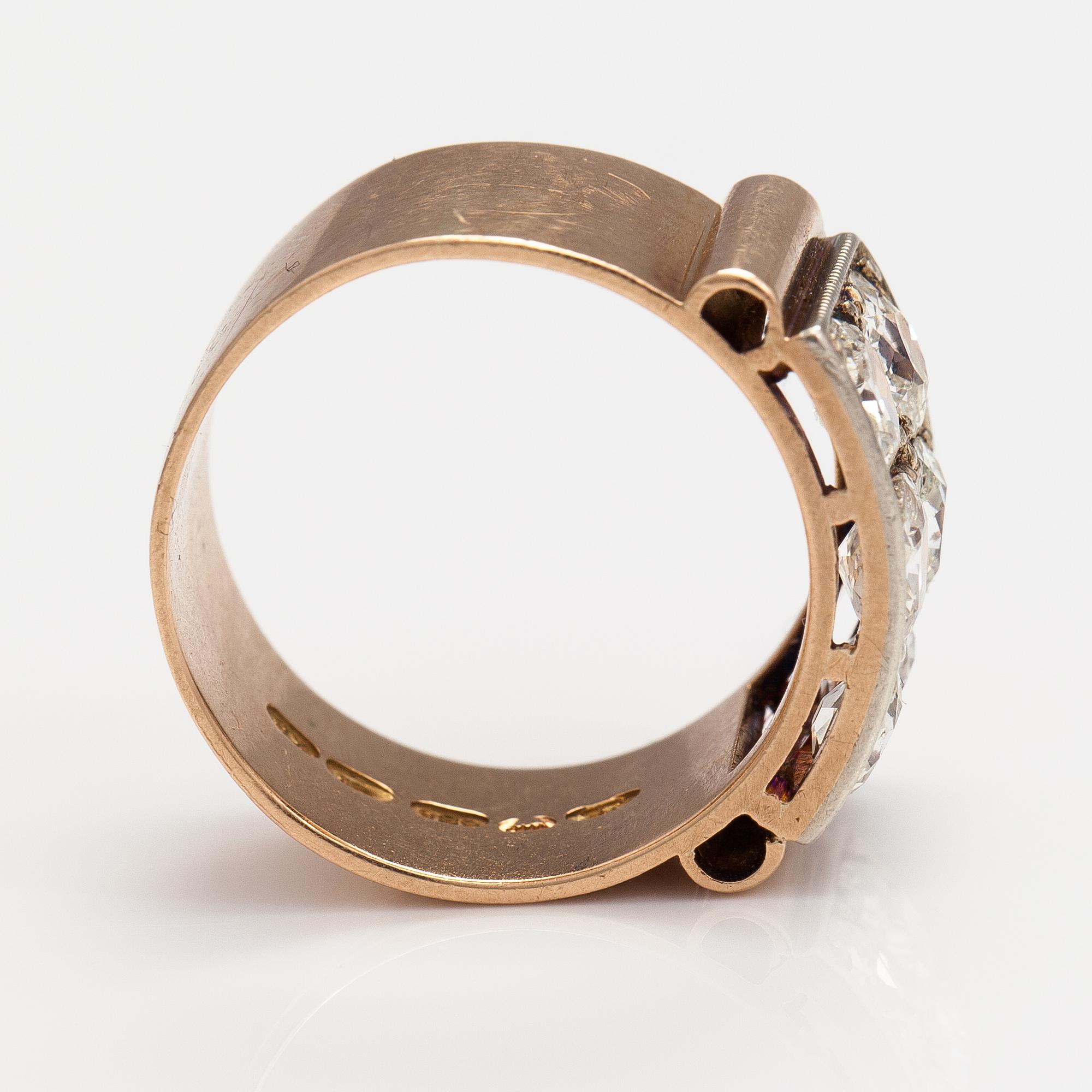 A 14K gold ring with old-cut diamonds ca. 2.50 ct in total. Kultakolmio Ky, Espoo 1951.