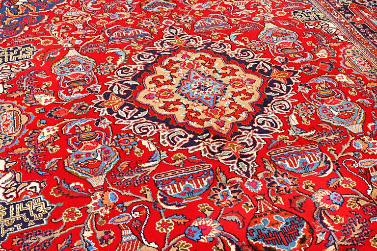 A Kashan carpet, a. 376 x 298 cm.