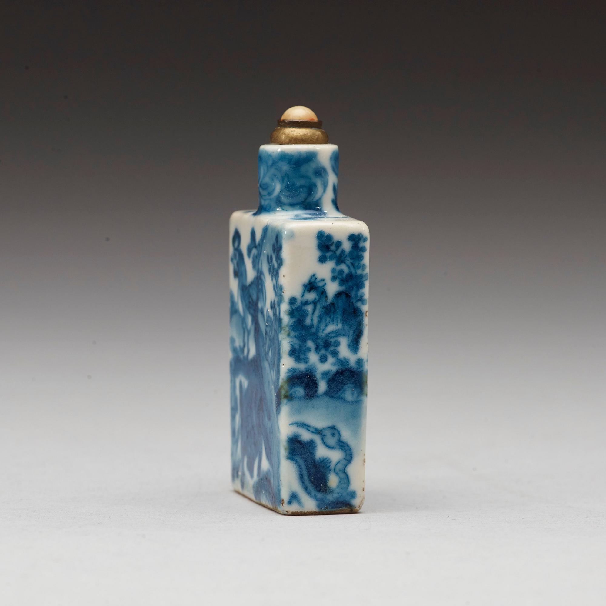 A blue and white snuffbottel, Qing dynasty, 18th century.