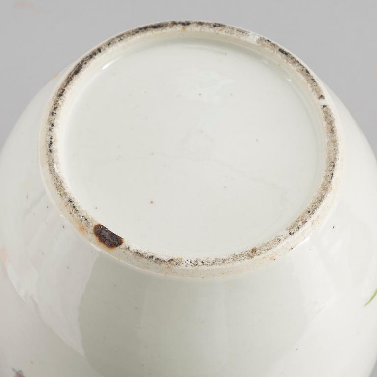 A Chinese porcelain urn with cover, first half of the 20th Century.