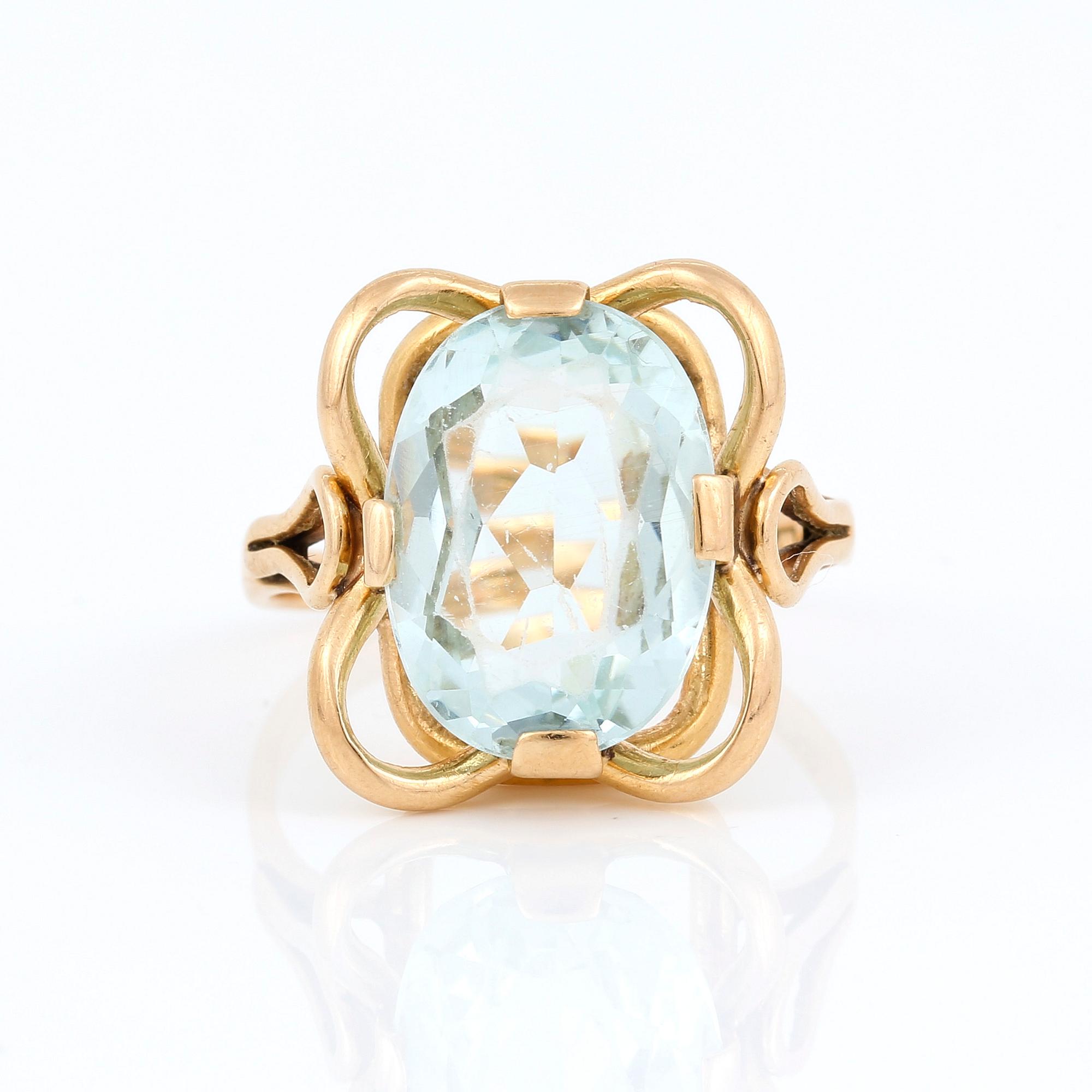 RING, 18K guld med ovalslipad akvamarin, stämplad WKn, Göteborg, troligen mitt 1900-tals. Vikt ca 5,02 g.