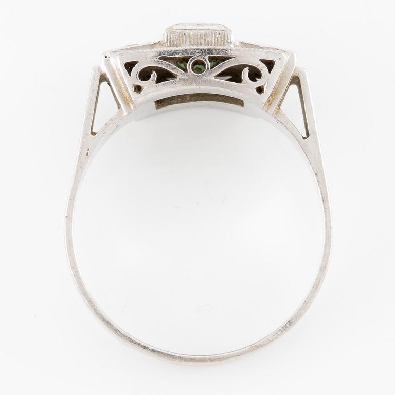 Ring in 18K white gold set with a step-cut emerald and round brilliant-cut and eight-cut diamonds.