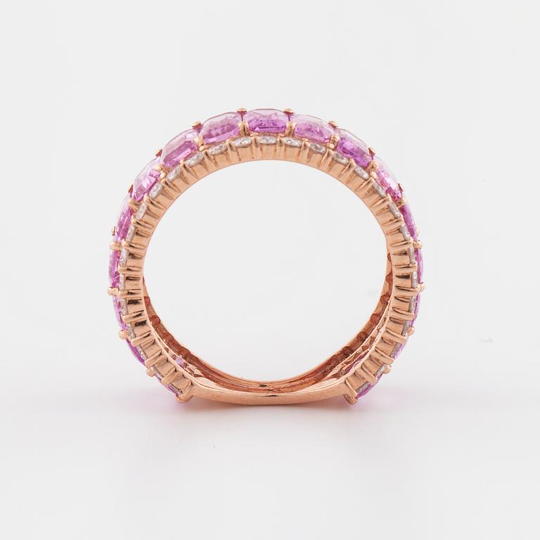 RING, med smaragdslipade rosa safirer ca 4.45 ct samt briljantslipade diamater ca 0.95 ct.