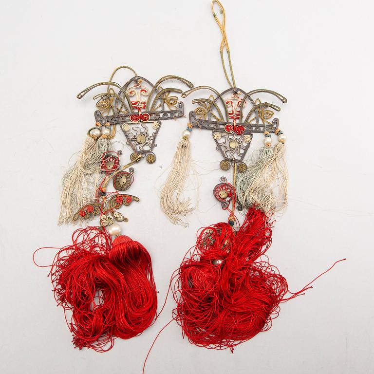 A set of two tassels and 11 weights in nefrit, glass and porcelain, China 20th century.