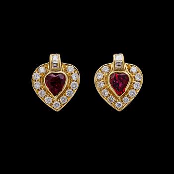 849. A pair of heart cut ruby and carré- and brilliant cut diamond earrings, tot. app. 1.50cts.