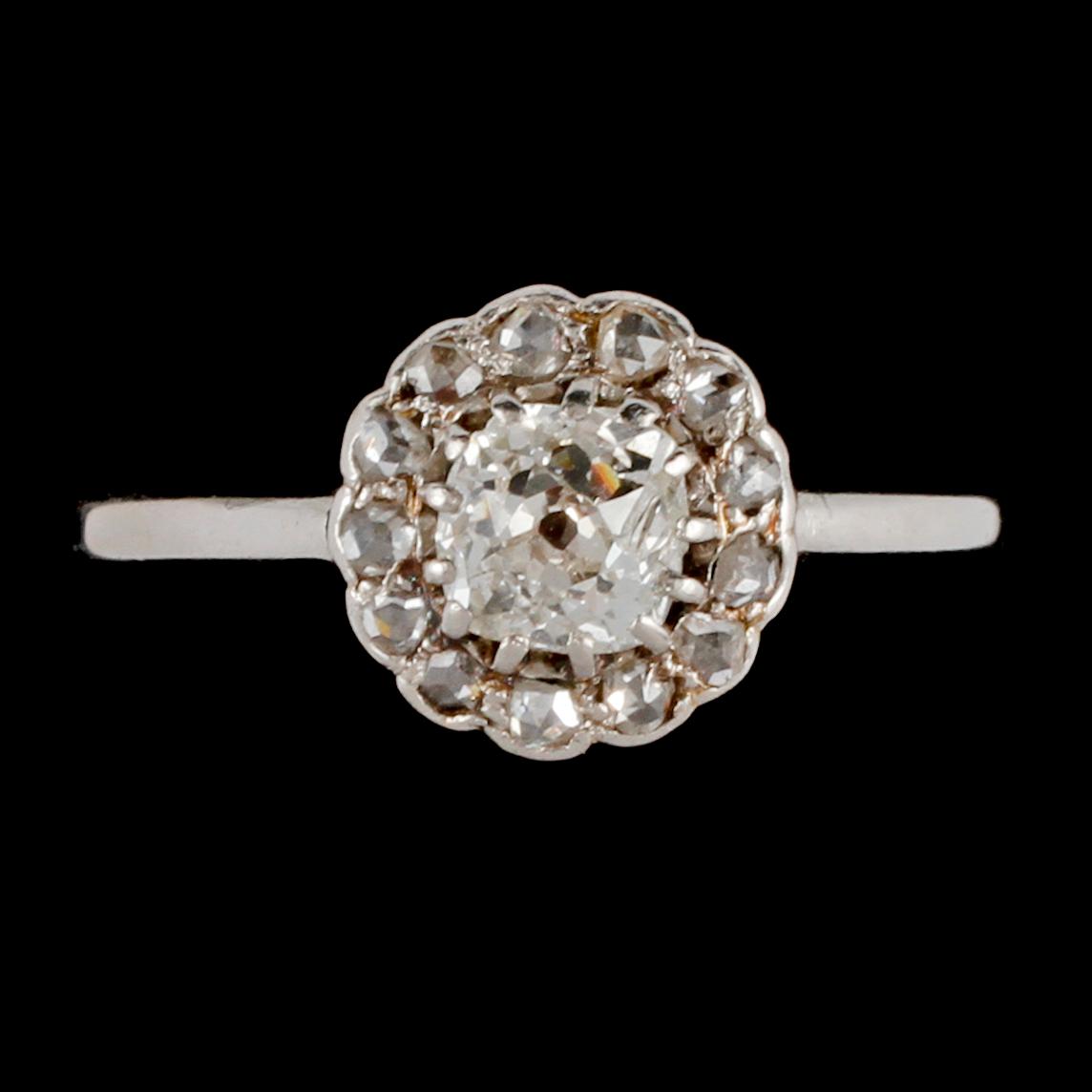 RING, platina med äldre briljantslipad diamant och mindre rosenslipade diamanter, Stockholm 1935. Vikt 3 g.