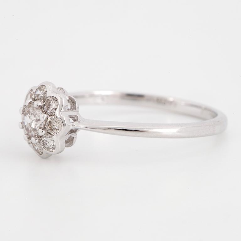 RING, med briljantslipade diamanter, blomformad.