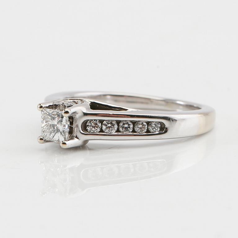 Ring in 14K white gold with a princess cut and round brilliant cut diamonds.