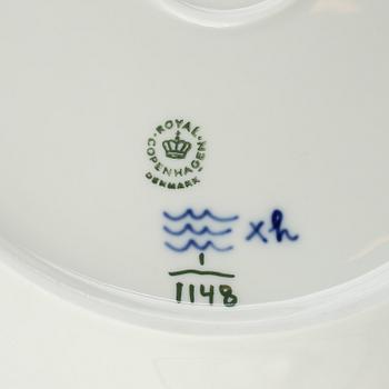 Serveringsfat, porslin, Royal Copenhagen, "Musselmalet helblond", modell 1148, 1969-73.