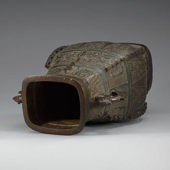 URNA, brons. Troligen Ming dynastin (1368-1644). Arkaiserande skrifttecken i botten.