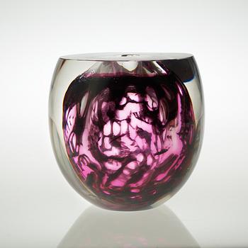 An Ulrica Hydman-Vallien "Kabale" glass vase, Kosta Boda Åfors 1987.