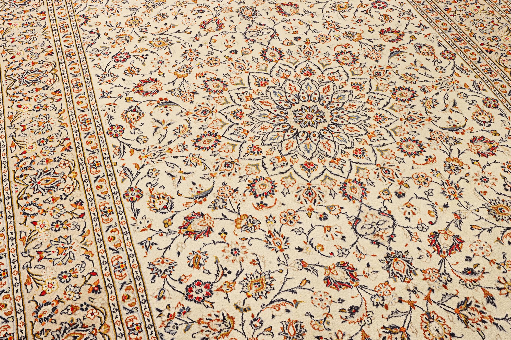 A Kashan carpet, a. 300 x 198 cm.
