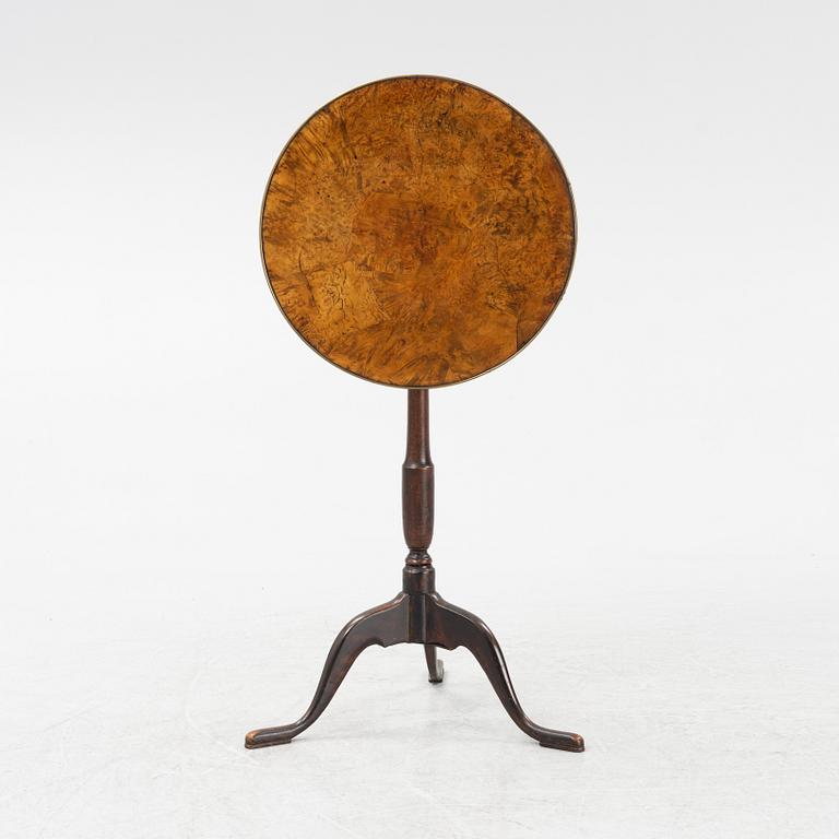 A tilt top table by Jacob Sjölin (1767-1785).