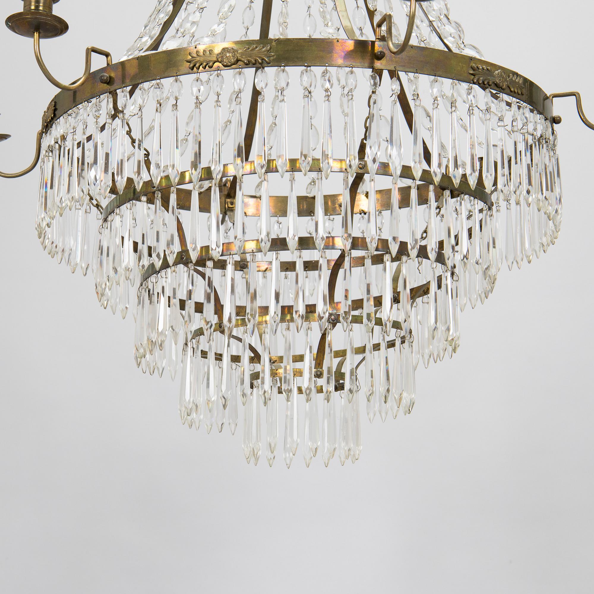 Kattokruunu, myöhäiskustavilainen tyyli, 1800-luvun loppu.