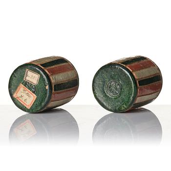 Koppar, två stycken, keramik samt kanna, porslin. Qing dynastin, 1800-tal.