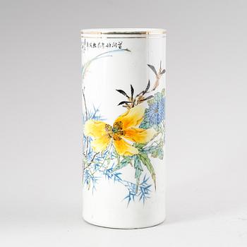 PENSELVAS, porslin, Kina, 1800-/1900-tal.