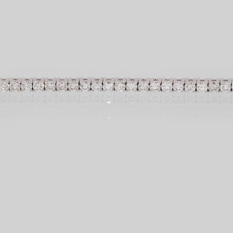 ARMBAND, 18k vitguld med 74 briljantslipade diamanter, 4.03 ct. Vikt 11 g.