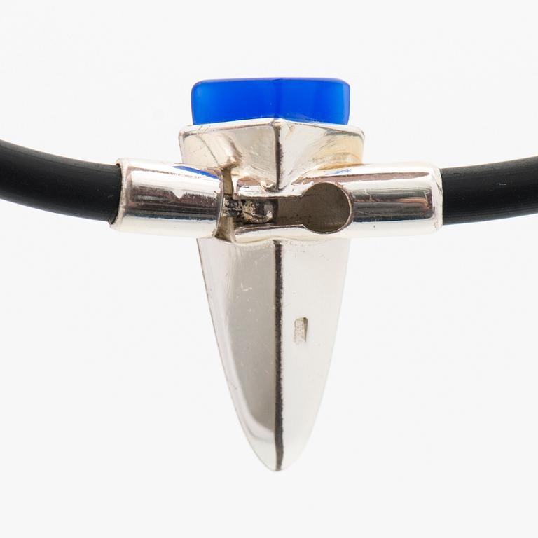 AN ULLA POROPUDAS JEWELLERY SET, silver, acrylic. Lapponia 1988.