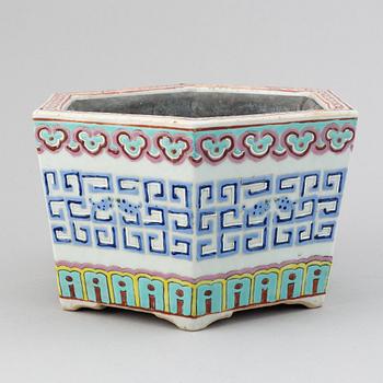 A famille rose flower pot, late Qing dynasty, circa 1900.